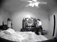 Genießen Sie die herrliche Aussicht auf meine Mutter völlig nackt im Schlafzimmer